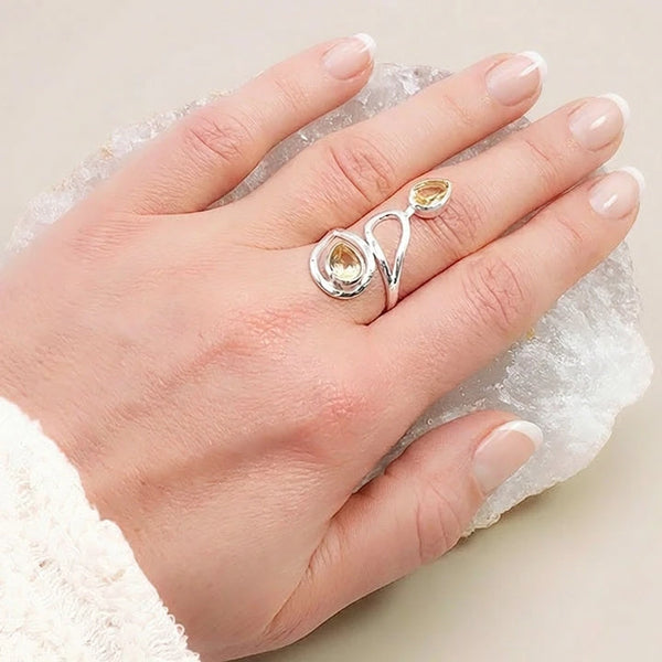 Bague liane citrine portée à la main, argent 925 réglable