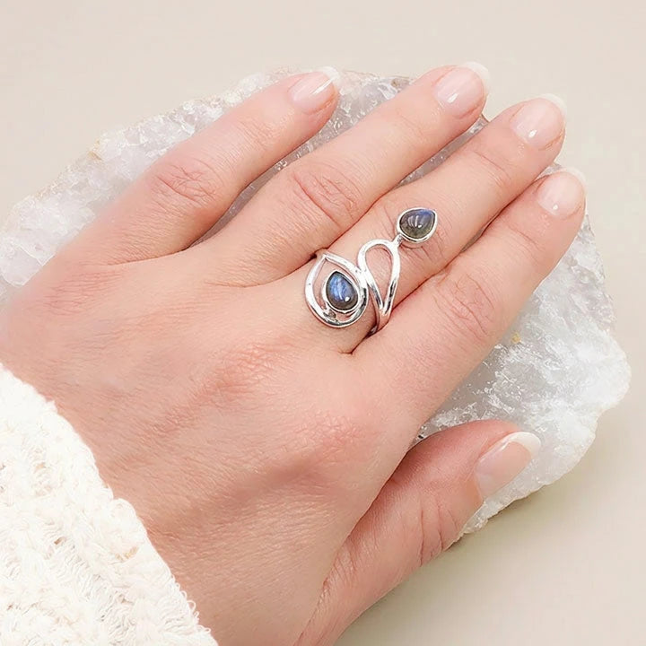 Bague liane labradorite portée au doigt, argent 925 ajustable