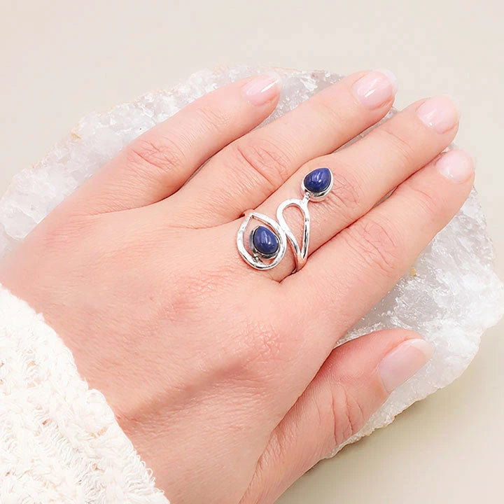 Bague liane lapis-lazuli portée à la main, argent 925 ajustable