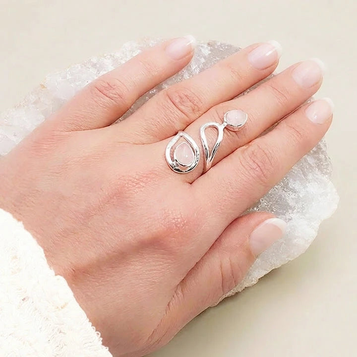 Bague liane quartz rose portée au doigt, argent 925 réglable