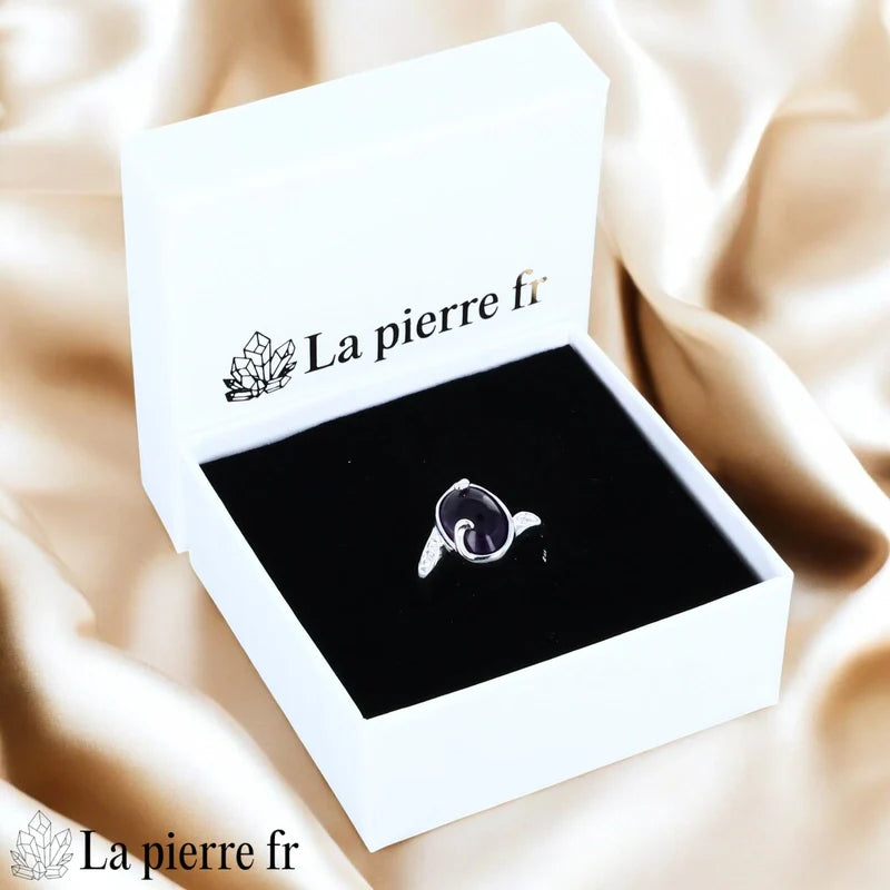 Bague classique femme modèle Clara en argent rhodié avec améthyste ovale (8x12mm) cabochon et 4 zircones.
