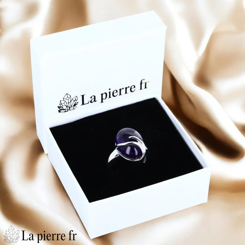 Bague lithothérapie minimaliste pour femme en argent véritable avec grande améthyste naturelle ovale.