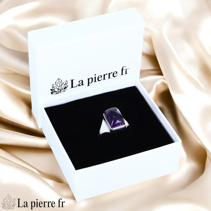 Bague lithothérapie pour femme en argent véritable avec grande améthyste naturelle rectangulaire cabochon.