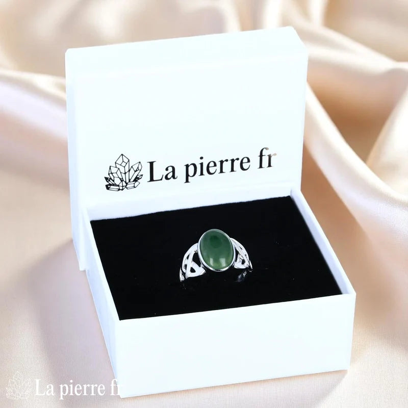 Bague lithothérapie moderne pour femme en argent 925 avec Jade Vert véritable ovale 8x12mm cabochon.