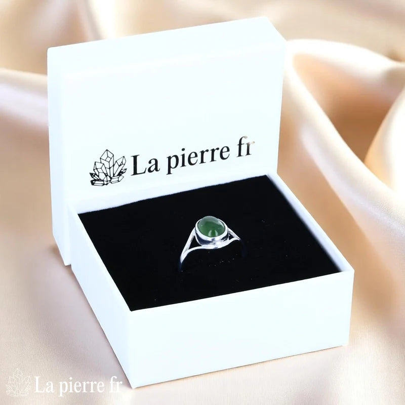 Bague lithothérapie solitaire pour femme en argent 925 avec Jade Vert véritable cabochon.