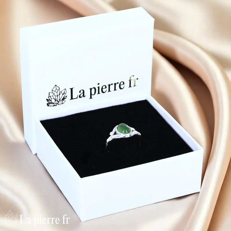 Bague lithothérapie solitaire pour femme en argent 925 avec Jade Vert véritable et décor feuilles.