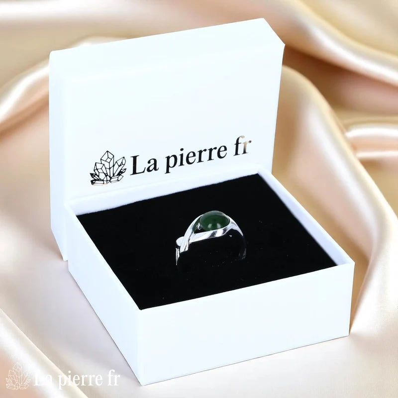 Bague lithothérapie solitaire pour femme en argent 925 avec Jade Vert véritable rond 8mm cabochon.