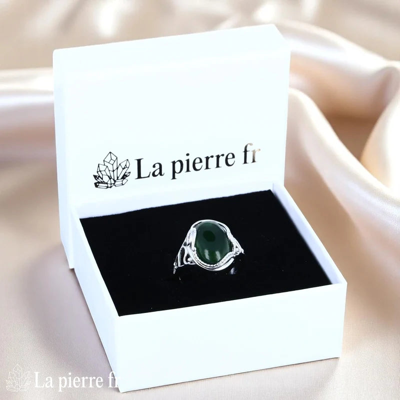 Bague lithothérapie vintage pour femme en argent 925 travaillé avec Jade Vert véritable ovale 10x14mm cabochon.