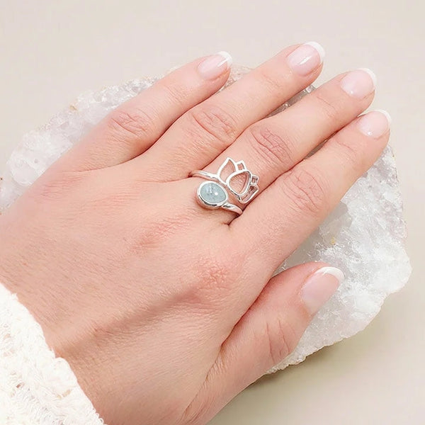 Bague lotus aigue-marine portée à la main, anneau ouvert réglable