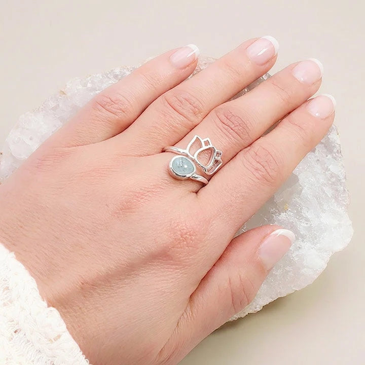 Bague lotus aigue-marine portée à la main, anneau ouvert réglable