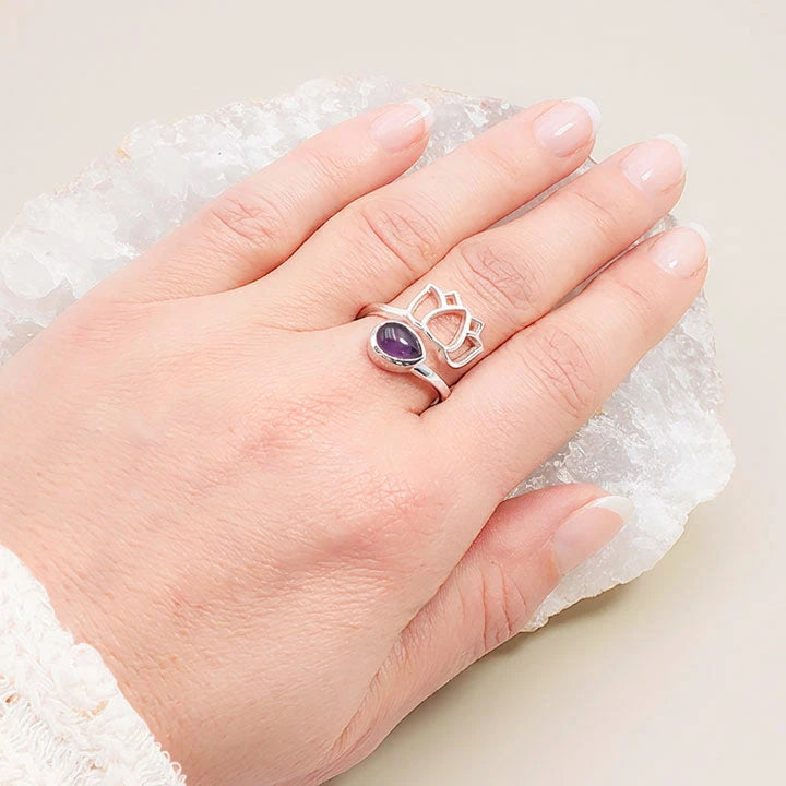 Bague lotus améthyste portée au doigt, argent 925 réglable