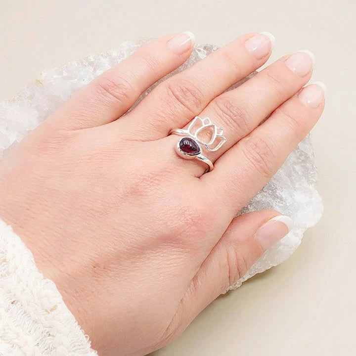 Bague lotus grenat rhodolite portée à la main, anneau ouvert