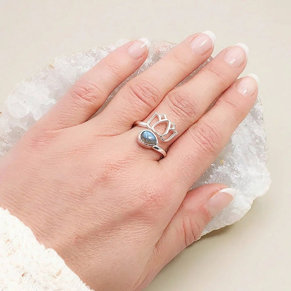 Bague lotus labradorite portée au doigt, argent 925 réglable
