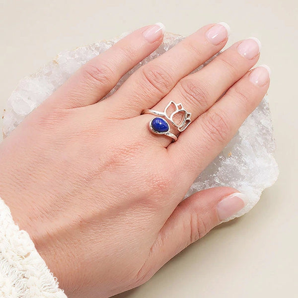 Bague lotus lapis-lazuli portée à la main, argent 925 ajustable