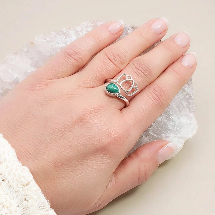 Bague lotus malachite portée au doigt, anneau argent réglable
