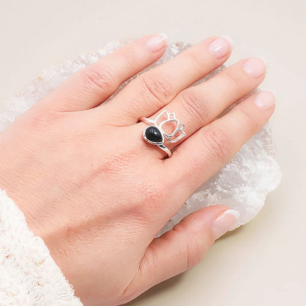 Bague lotus obsidienne noire portée à la main, argent 925
