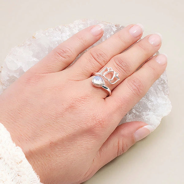 Bague lotus pierre de lune blanche portée au doigt, argent 925
