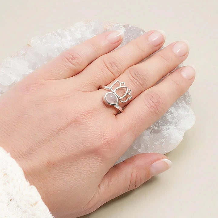 Bague lotus quartz rose portée à la main, anneau ouvert réglable
