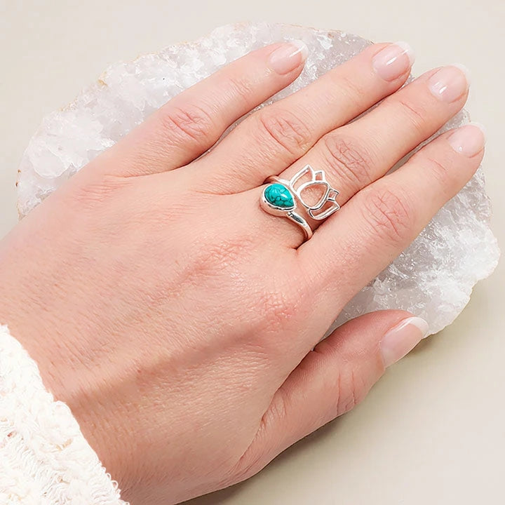 Bague lotus turquoise portée au doigt, argent 925 réglable