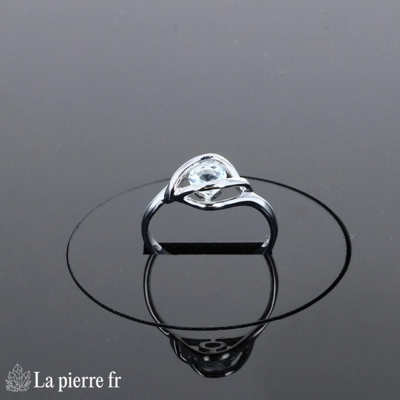 Bague femme délicate Aigue-Marine (Éclat Solitaire Rond) portée, taille très petite, éclat subtil.