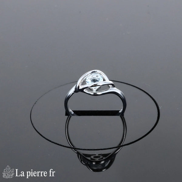 Bague femme délicate Aigue-Marine (Éclat Solitaire Rond) portée, taille très petite, éclat subtil.