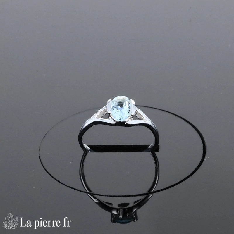 Bague Aigue-Marine (Épure Ovale) de promesse portée au doigt, style épuré et moderne.