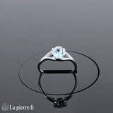 Bague Aigue-Marine (Épure Ovale) de promesse portée au doigt, style épuré et moderne.