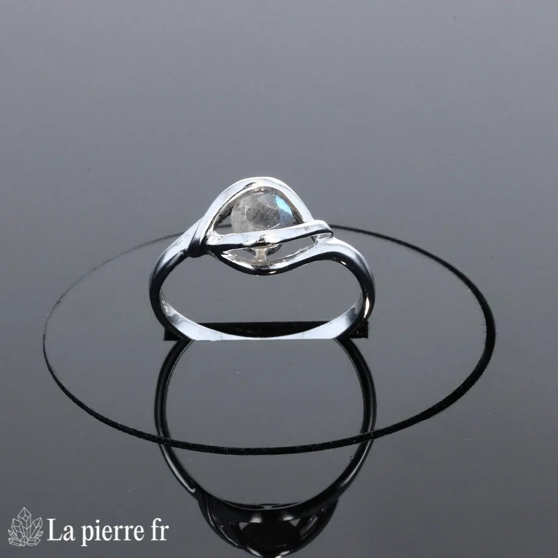 Gros plan pierre ronde facettée 5mm Bague Labradorite (Éclat Discret)