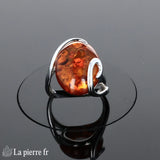 Très grande bague moderne (Présence Sculpturale) ambre ovale géant portée.