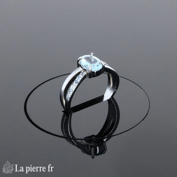 Bague moderne Aigue-Marine (Aura Ovale) portée au doigt, mettant en valeur l'éclat de la gemme et de l'argent rhodié.