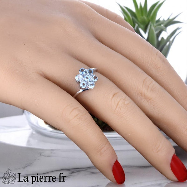 Détail de la Bague Aigue-Marine (Floraison Céleste) montrant l'arrangement floral des 7 pierres bleues facettées.