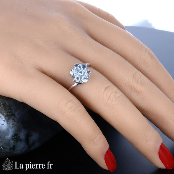 Détail de la Bague Aigue-Marine (Floraison Céleste) montrant l'arrangement floral des 7 pierres bleues facettées.