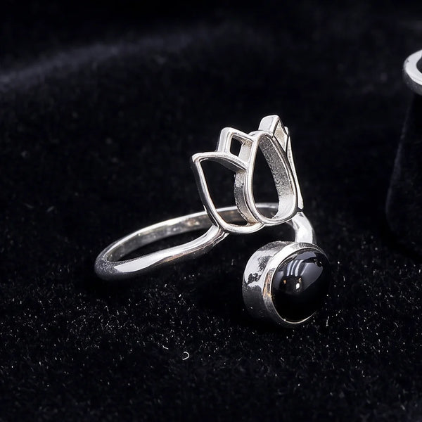 Bague obsidienne argent 925 rhodié, lotus ajouré et cabochon noir brillant