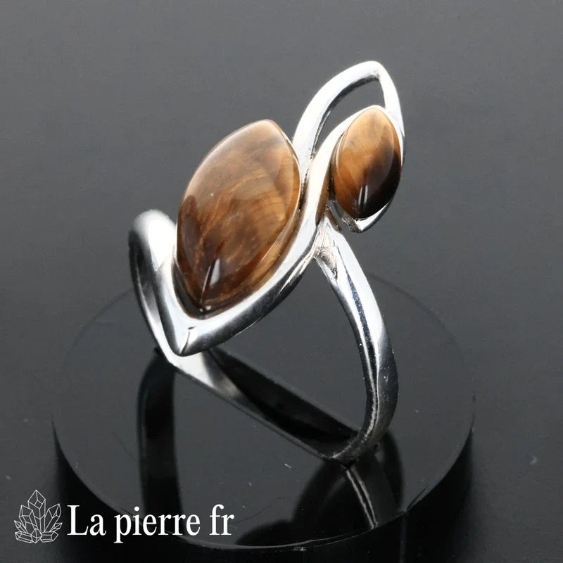 Bague Œil de Tigre en argent rhodié portée, pierre naturelle dorée chatoyante pour femme