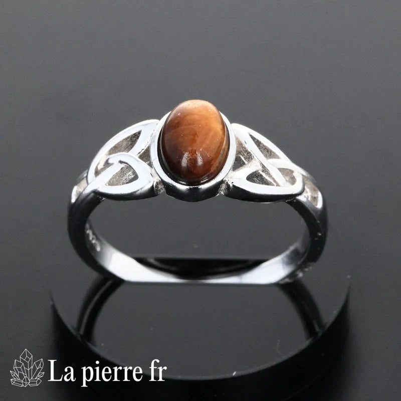 Bague Œil de Tigre en argent rhodié portée, pierre naturelle dorée chatoyante pour femme