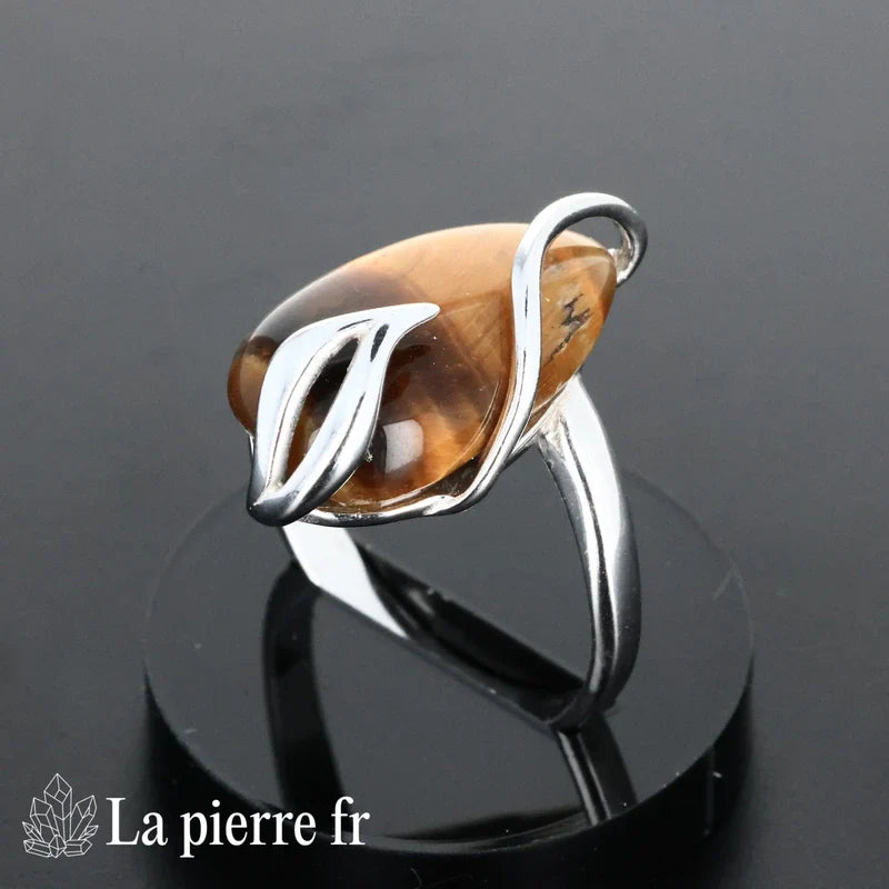 Bague Œil de Tigre en argent rhodié portée, pierre naturelle dorée chatoyante pour femme