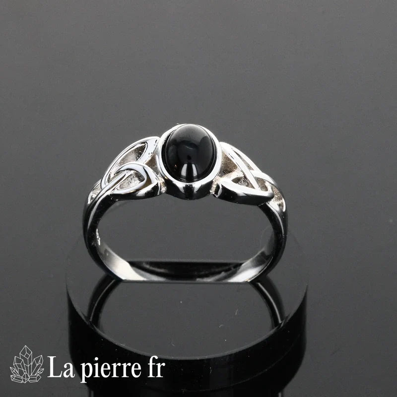 Détail de la bague Onyx Noir Mélodée, pierre naturelle noire sur argent