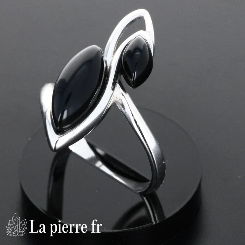 Bague Onyx Noir en argent rhodié portée, pierre naturelle noire pour femme