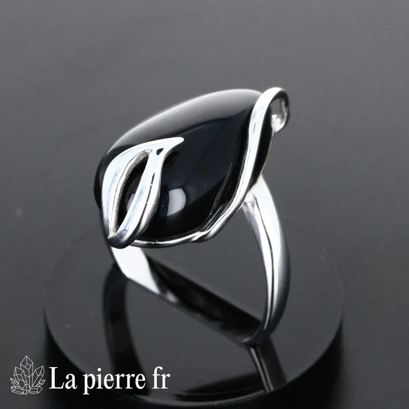 Bague Onyx Noir en argent rhodié portée, pierre naturelle noire pour femme
