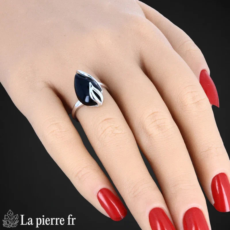 Détail de la bague Onyx Noir Mémorielle, pierre naturelle noire sur argent