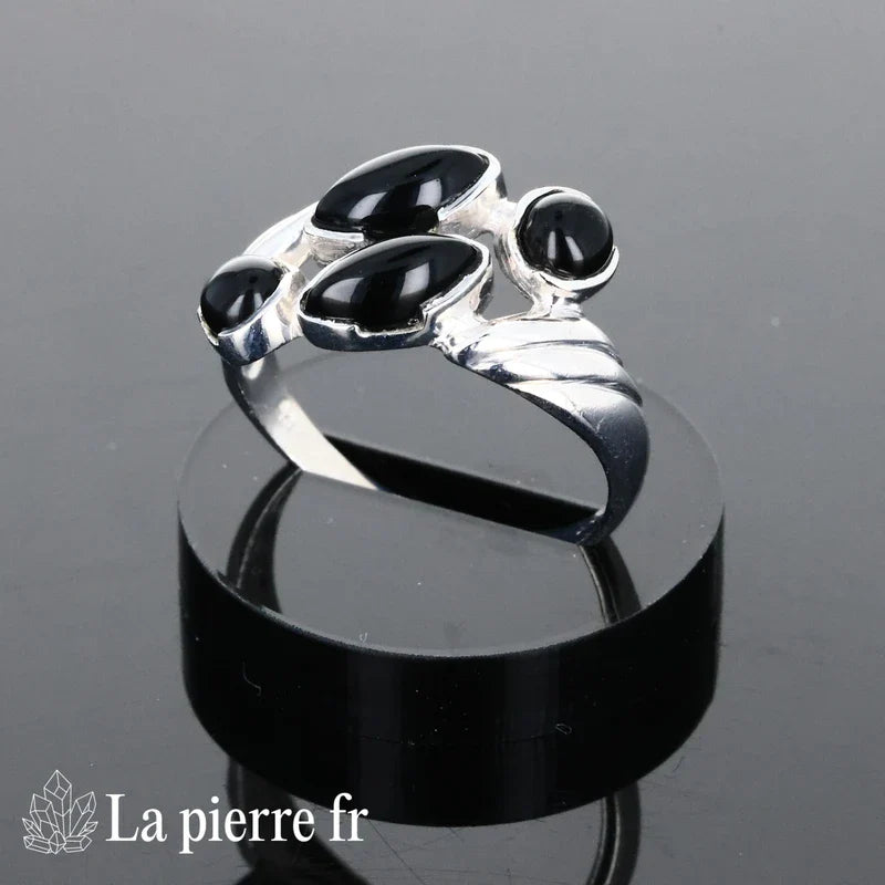 Détail de la bague Onyx Noir Infinie, pierre naturelle noire sur argent
