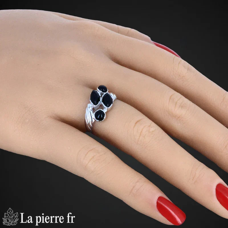 Bague Onyx Noir en argent rhodié portée, pierre naturelle noire pour femme