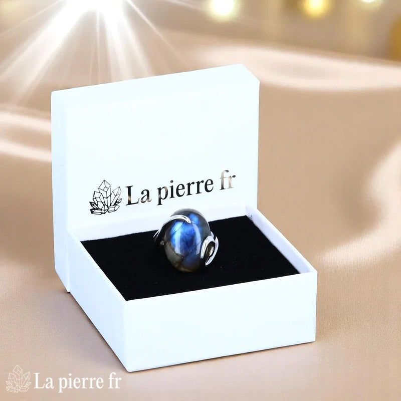 Vue portée Bague Labradorite (Firmament Captif) ovale spectaculaire sur fond blanc