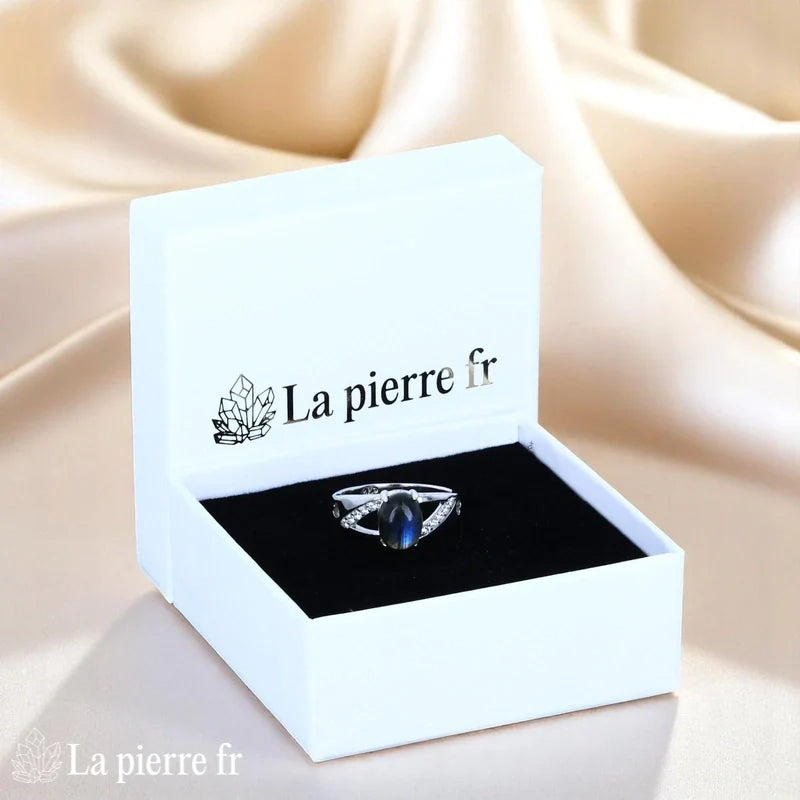 Vue portée Bague Labradorite (Aura Vintage) ovale sur fond blanc