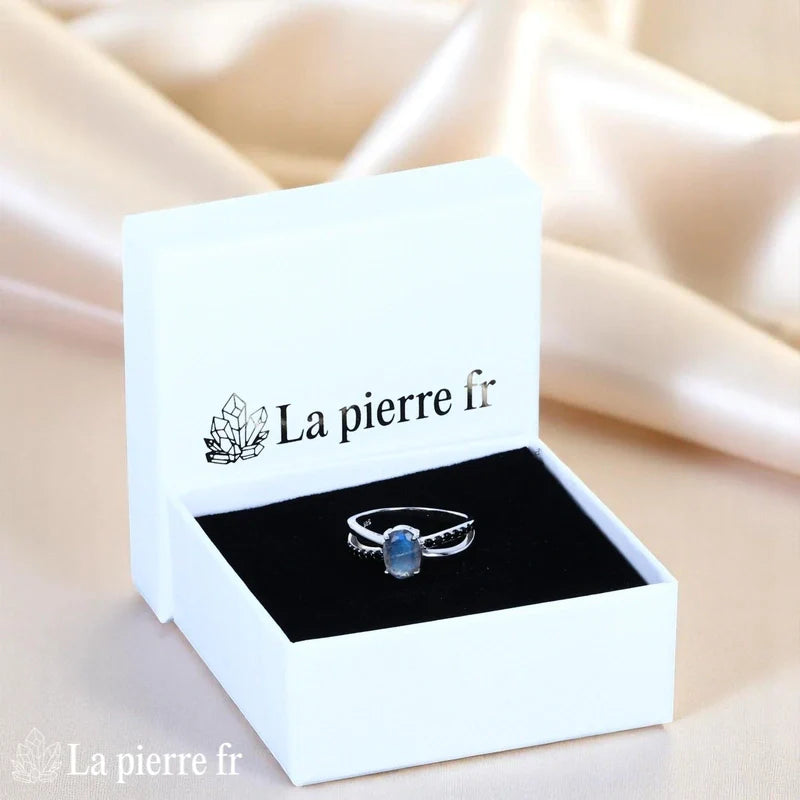 Vue portée Bague (Galaxie Scintillante) ovale facettée éclatante sur fond blanc