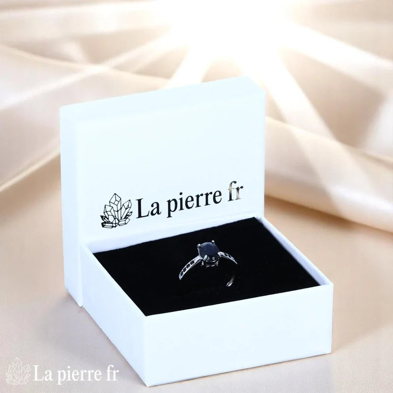 Vue portée Bague Labradorite (Prisme Étoilé) ovale facettée sur fond blanc