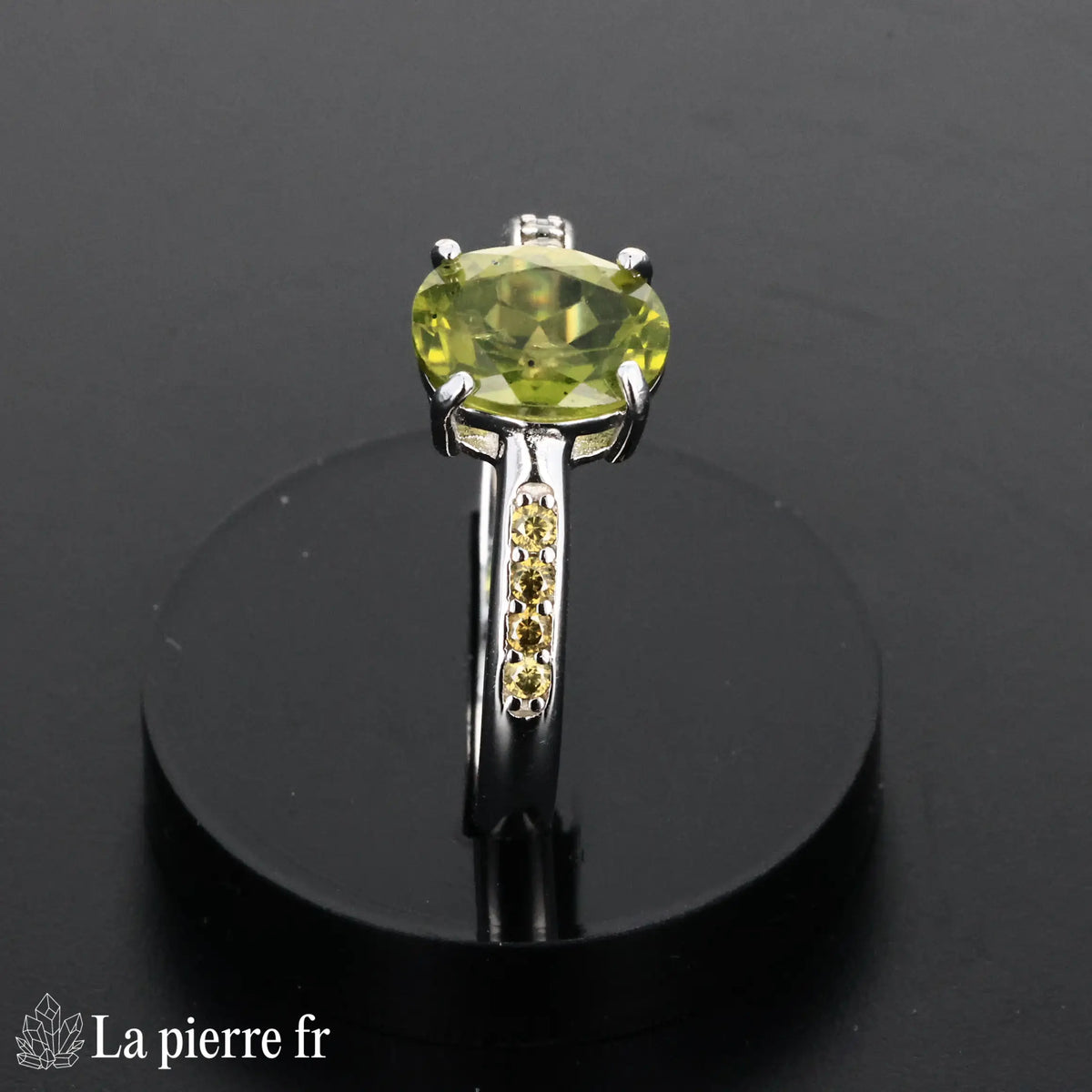 Détail de la bague Péridot Primordia, pierre naturelle vert anis sur argent