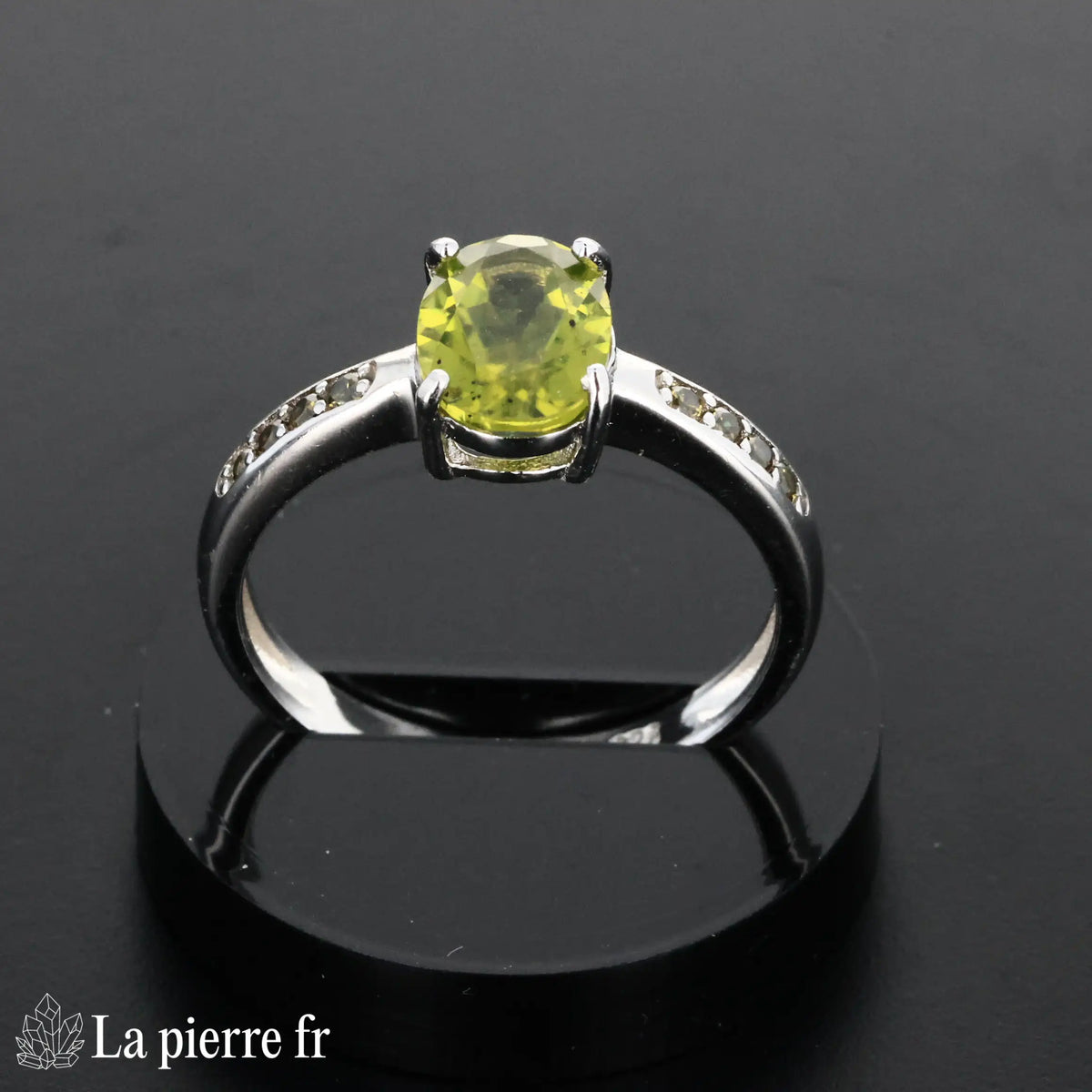 Bague Péridot Primordia en argent rhodié portée, pierre naturelle verte pour femme