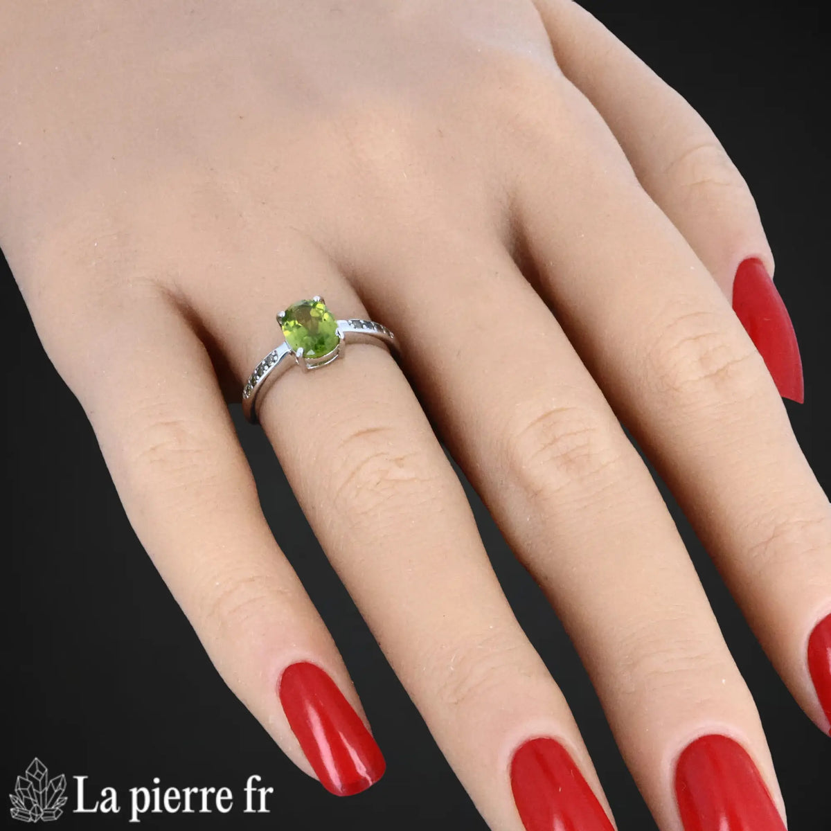 Gros plan sur la bague Péridot Primordia, pierre naturelle verte sur argent