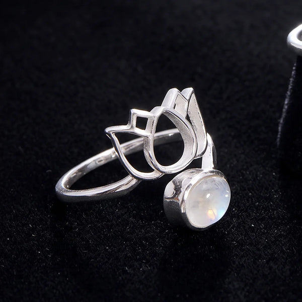 Bague péristérite argent 925, lotus ajouré et goutte blanche aux reflets bleutés